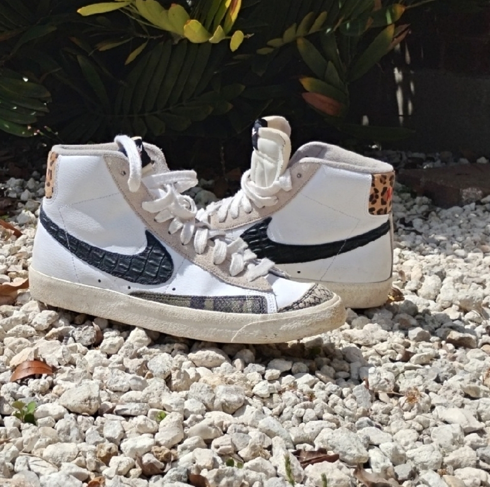 Nike White and Black Athletic Shoes with Iconic Swoosh